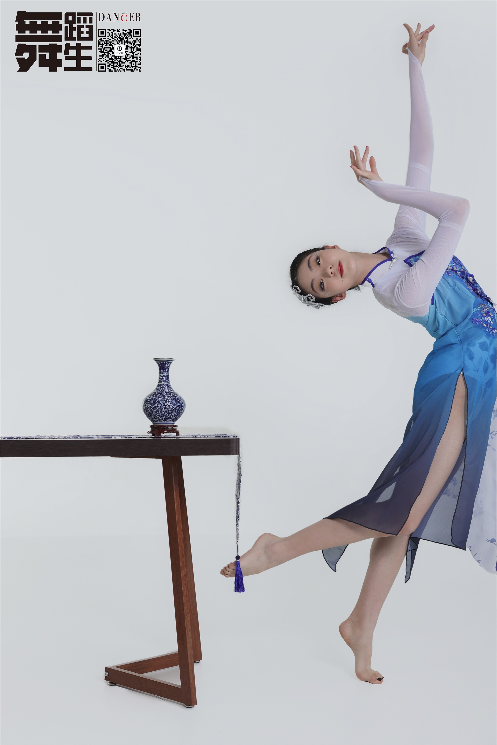 GALLI GALLI Dance Diary 104 - Blue and white porcelain Han Yutong